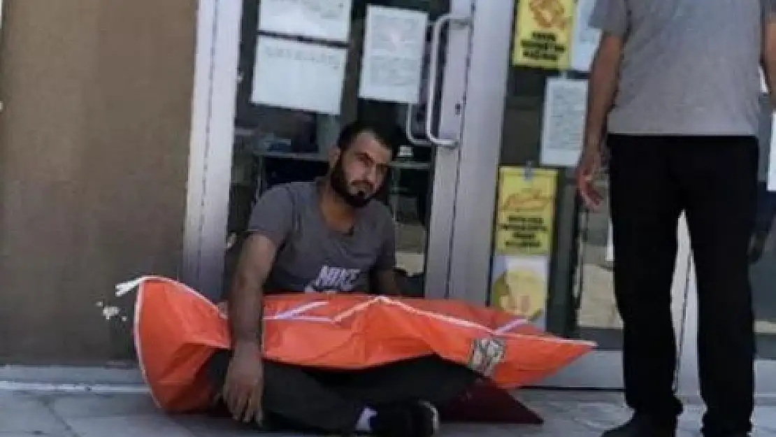 2 Yaşındaki Oğlunun Cenazesi İle 2 Saat Sokakta Oturdu ! Kimse İkna Edemedi