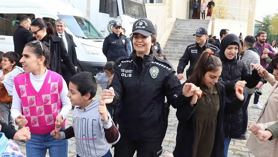 Ağrı Polisi, Cumhuriyet'in 100. Yılında Özel Eğitim Öğrencilerine Unutulmaz Bir Gün Yaşattı