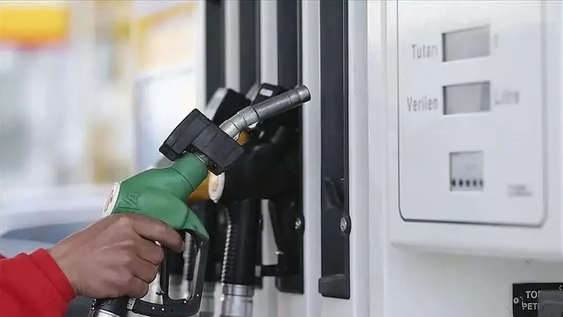 Akaryakıtta beklenen 5 TL'lik zam öncesi benzine 1,98 TL indirim geldi!