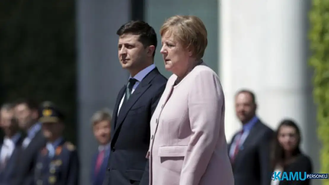 Angela Merkel Resmi Törende Tir Tir Titredi! Merkel Neden Titredi?