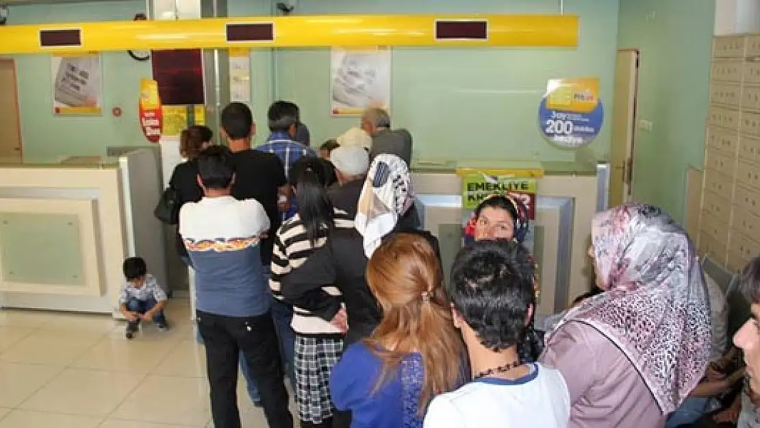Beklenen ödemeler başladı! e-Devletten paranıza bakın: PTT'ye gidip 2.561 TL paranızı alabilirsiniz