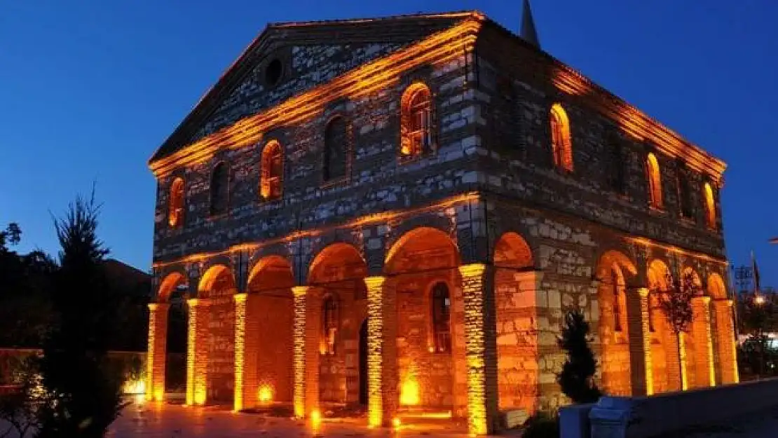 Belediyeden Vakıflar Bölge Müdürlüğü'ne geçen Özlüce Kilisesi bakımsızlıktan yıkıldı!