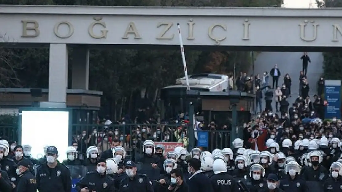 Boğaziçi Üniversitesi protestolarında Kabe resmi nedeniyle tutuklanan 2 gençten birisinin annesinin AK PARTİ kadın kolları başkanlığı yapmış olduğu iddia edildi!