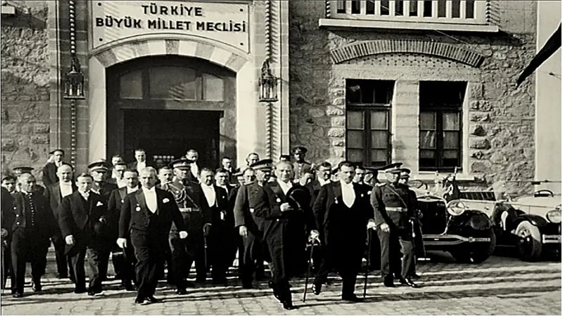 Cumhuriyet Bayramı Kutlamalarına Getirilen Yasaklara ve Ertelemelere Büyük Tepki!