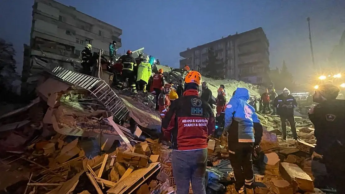 Deprem bölgesine topyekûn ulusal destek başladı! 370 kişilik ekip, 8 kurtarma köpeği yola çıktı! 'Çadır ve battaniye göndermeye hazırız!'
