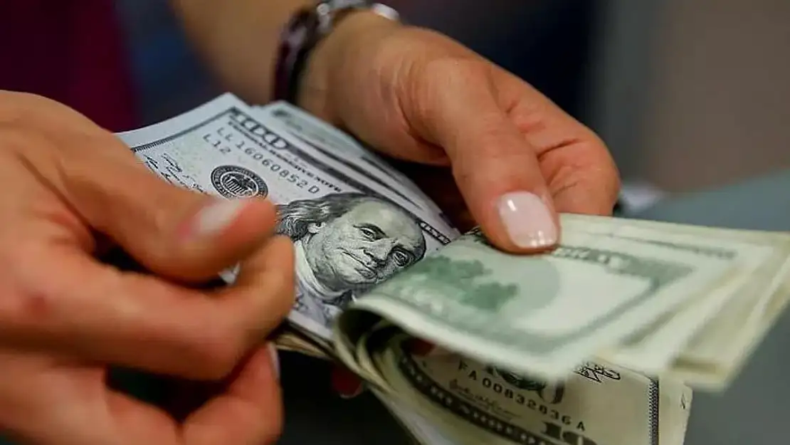 Dolar, Fed'in sıkı tutumu ve güçlü verilerle yükseliyor