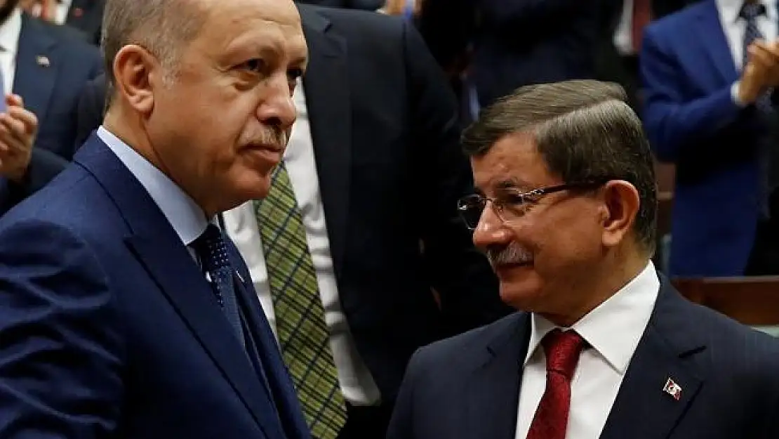 Eski Başbakan Davutoğlu'ndan Cumhurbaşkanlığı'na Eleştiri Yağmuru:  'Partimiz Dar ve Çıkarcı Bir Gruba Terk Edilemez'