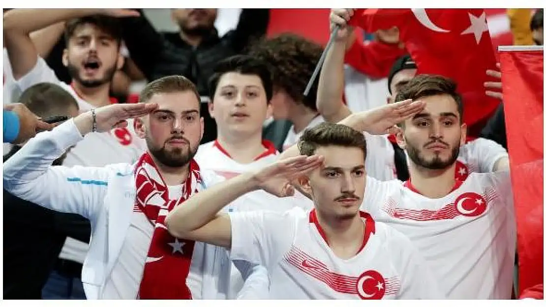 Fransızlara asker selamı ile meydan okuduk! Türkiye Fransa maçına damga vurdu