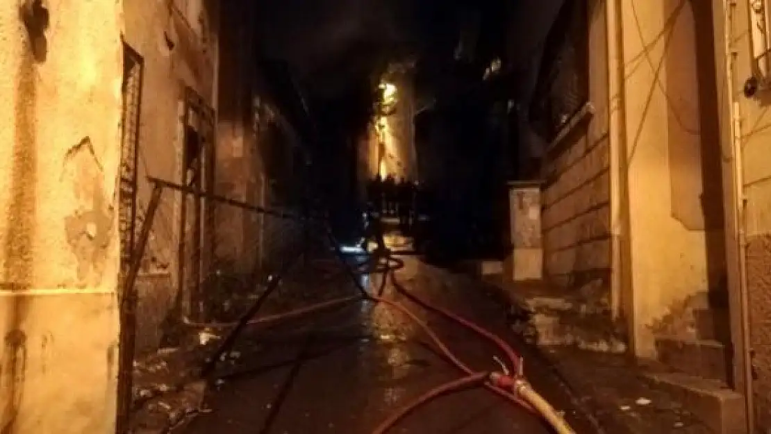 Gece yarısı alev alev yandı: 1 kişi hayatını kaybetti