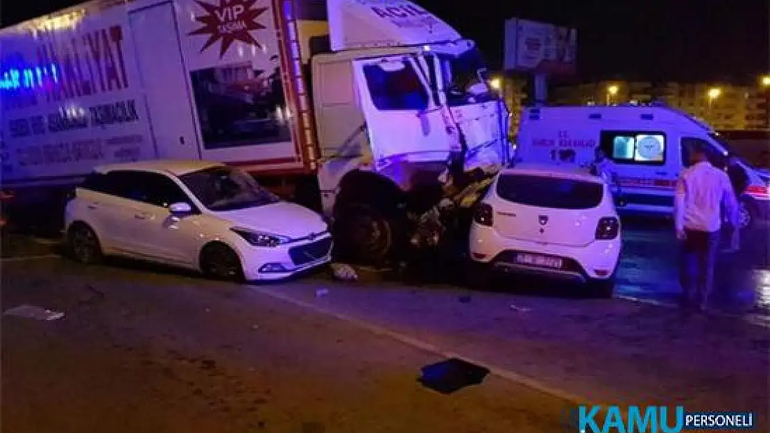 Hatay İskenderun'da son dakika trafik kazası! Freni patlayan kamyon, ışıkta bekleyen 11 aracı biçti