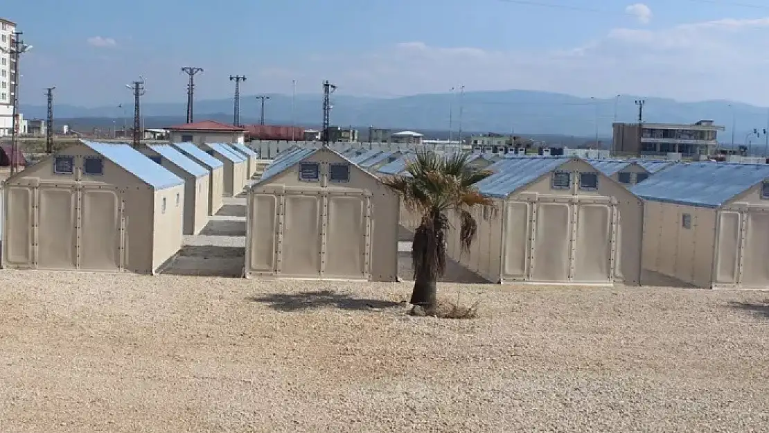 Hatay'da kurulan çadır kentte bir ilk yaşandı! Elektrik doğal yollardan üretilmeye başlandı! Kendi elektriğini üreten çadırların içi paylaşıldı!