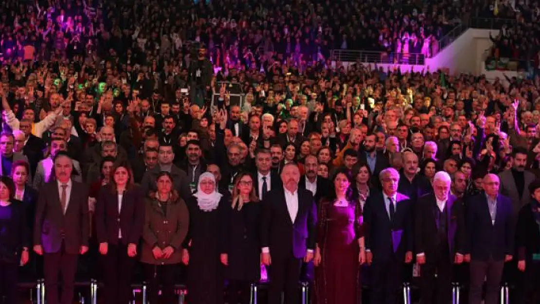 HDP kongresinde PKK'lılar için saygı duruşu yapıldı!