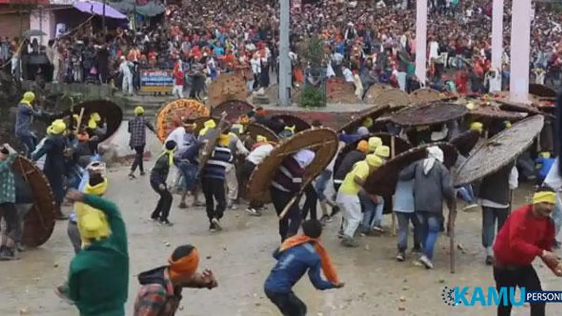 Hindistan'ın Uttrakhand Eyaletinde Düzenlenen Taş Atma Festivalinde Şok Olay! 100 Kişi Yaralandı