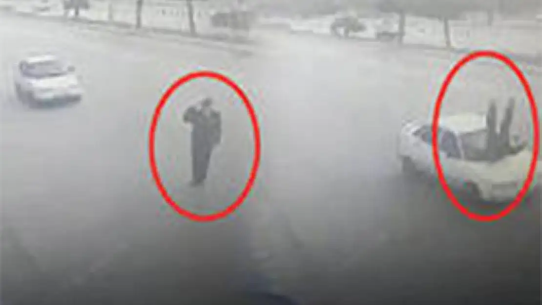 İnanılmaz Olay! Valiye'ye selam vermek için duran polise araba çarptı