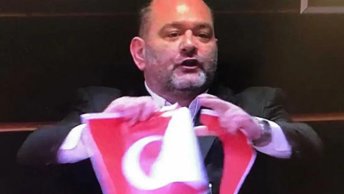 Irkçı Yunan Vekil Lagos'un hadsiz hareketine tepkiler büyüyor! ''Avrupa İslam karşıtlığı ve ırkçılığa artık dur demeli''