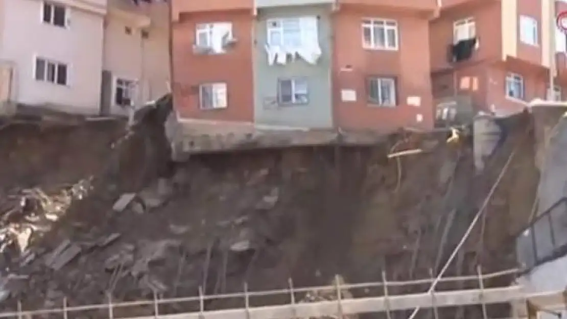 İstanbul Kağıthane'de Canlı Yayın Sırasında Bir Bina Çöktü
