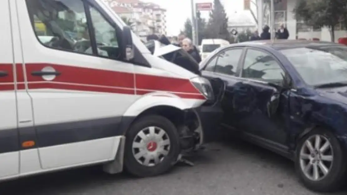 İstanbul Üsküdar'da Ambulans İle Otomobil Çarpıştı