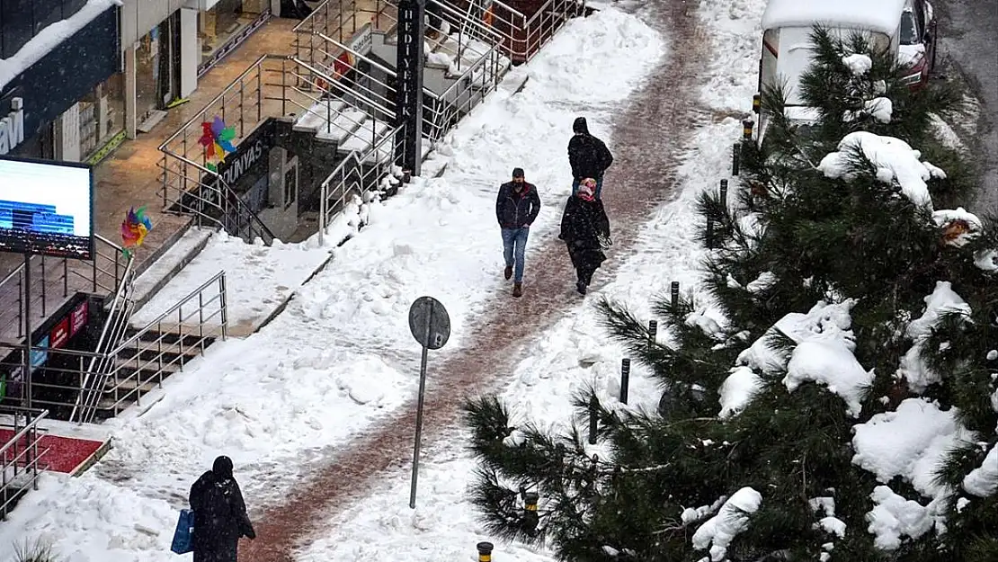 İstanbul'un tamamında etkili olan kar 45 santimetreye ulaştı