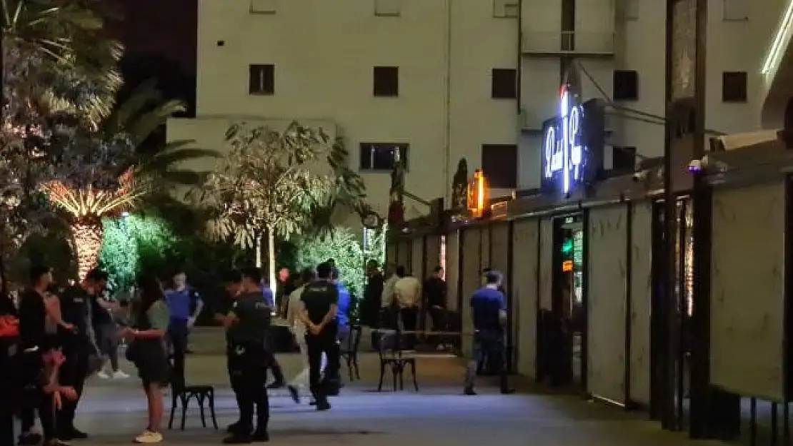 İzmir Bayraklı'da eğlence mekanında silahlı çatışma!
