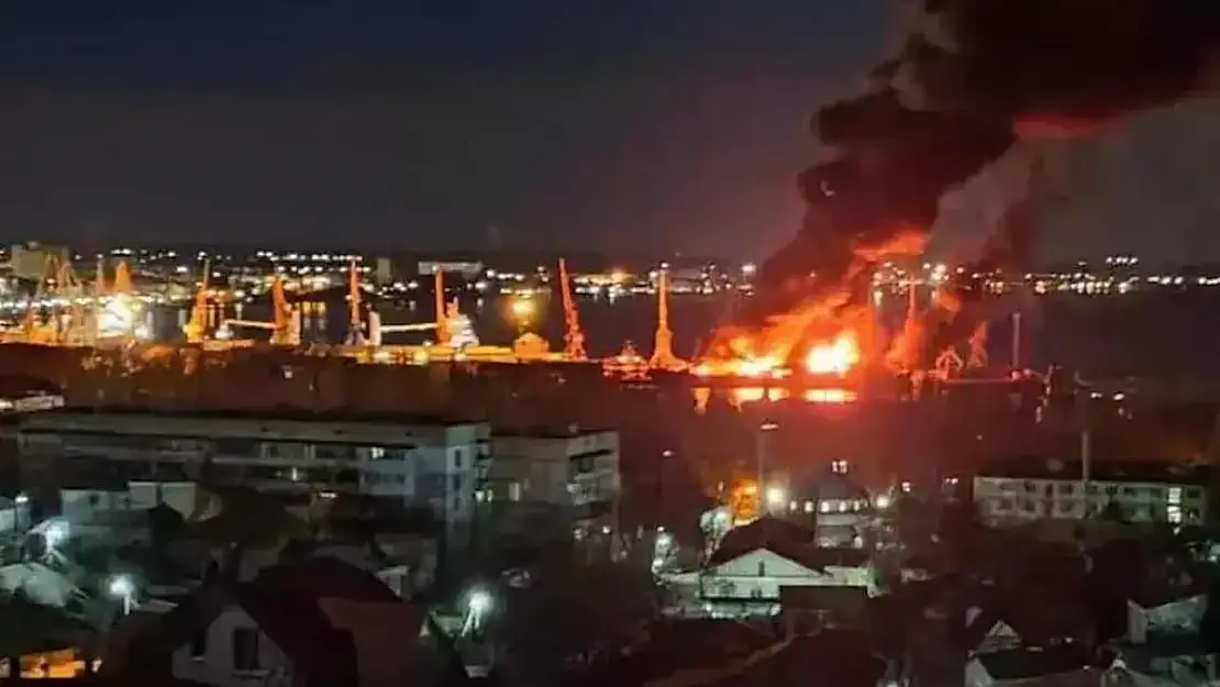 Kırım'daki Çatışma Alanında Ukrayna'nın Hava Saldırısı Rus Çıkarma Gemisi Vuruldu