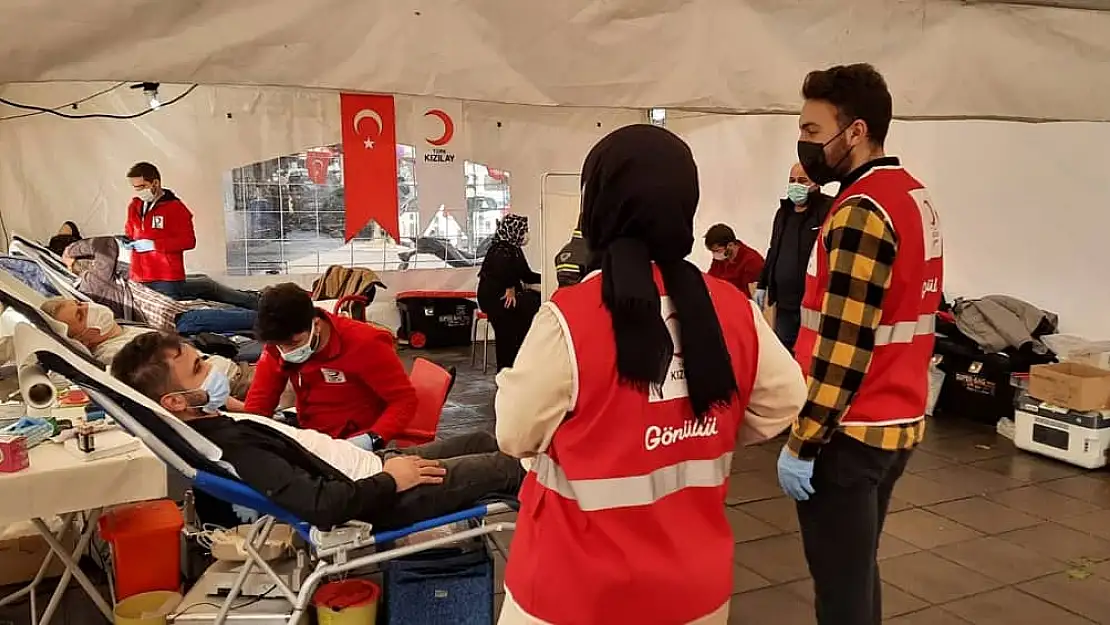 Kızılay acil destek istedi! İstanbul'da kan bağışı için uzun kuyruklar oluştu! En yakın Kızılay çadırı online sorgu linki!