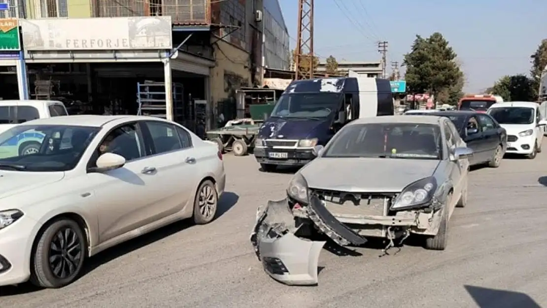 Malatya'da Görev Başında Polis Memurlarına Şok Kaza: İki Polis Yaralı