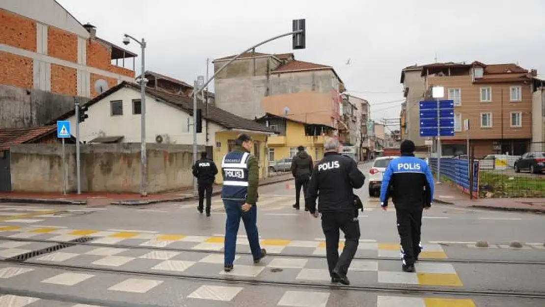 Okul çevreleri ile servis araçları denetlendi
