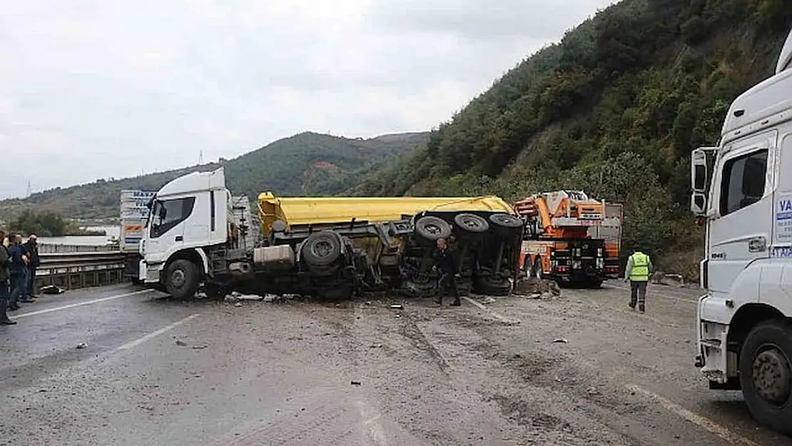 Sakarya'da Dört Araçlı Zincirleme Kaza: Yol Ulaşıma Kapandı