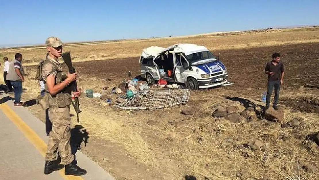 Şanlıurfa'da tarım işçilerini taşıyan minibüs devrildi! 1 ölü 25 yaralı