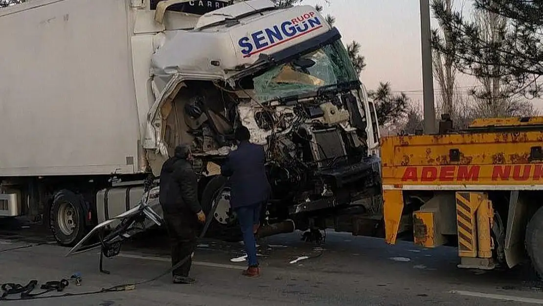 Seyir Halindeki TIR Kontrolden Çıktı! Etraf Savaş Alanına Döndü