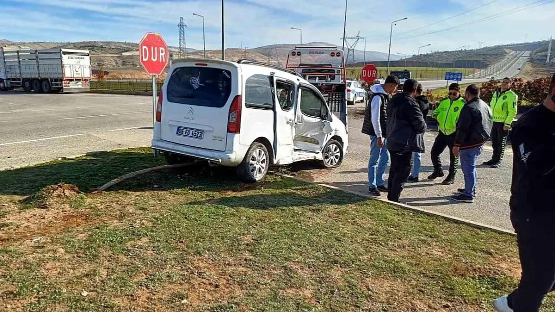 Siirt'te Meydana Gelen Trafik Kazası: Kamyonet ve Hafif Ticari Aracın Çarpışması Sonucu 1 Yaralı