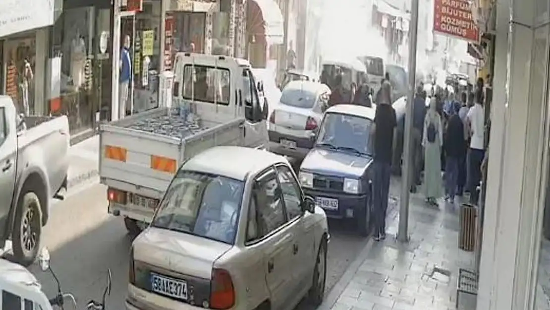 Sivas'ta Araç PTT Şubesine Girdi: 1 Yaralı