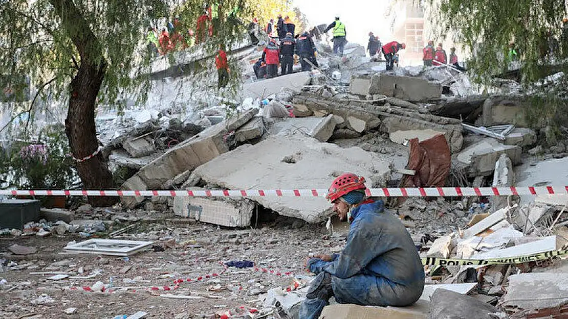 Son dakika İzmir ve Ege Denizinde peş peşe şiddetli depremler oluyor! Veriler paylaşıldı: İşte depremlerin detayları