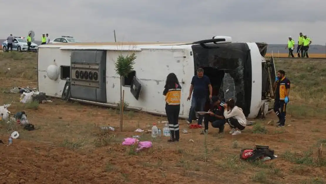 Son dakika yolcu otobüsü devrildi! Can pazarı yaşanıyor: Acil ekipler sevk edildi, çok sayıda yaralı var