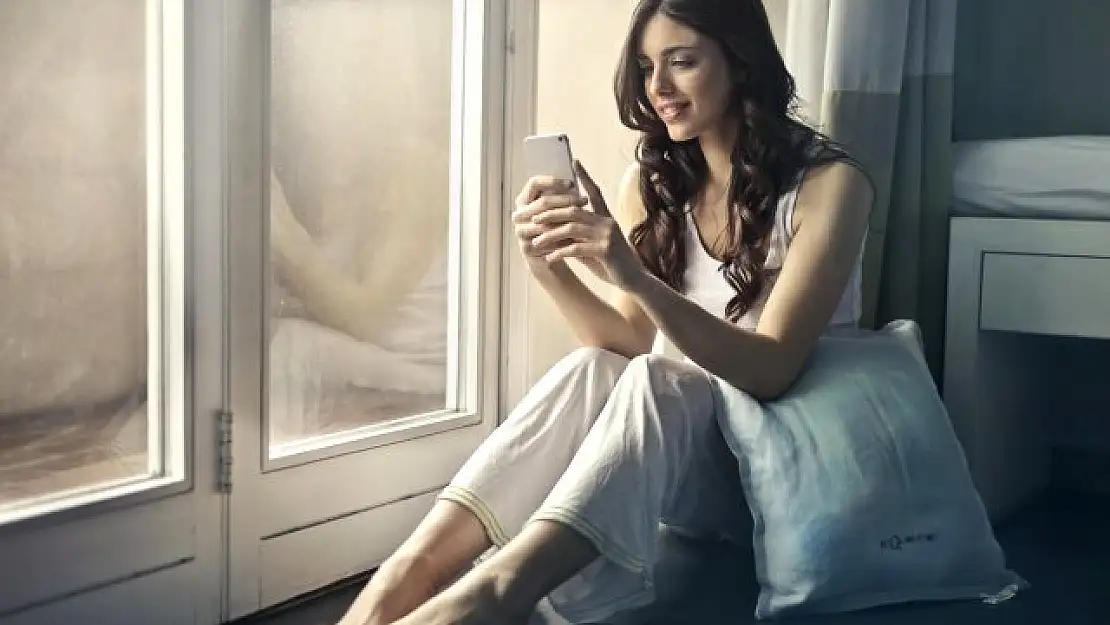 Telefonu tutma şekliniz kişiliğinizi ortaya koyuyor! Siz telefonu hangi şekilde tutuyorsunuz?