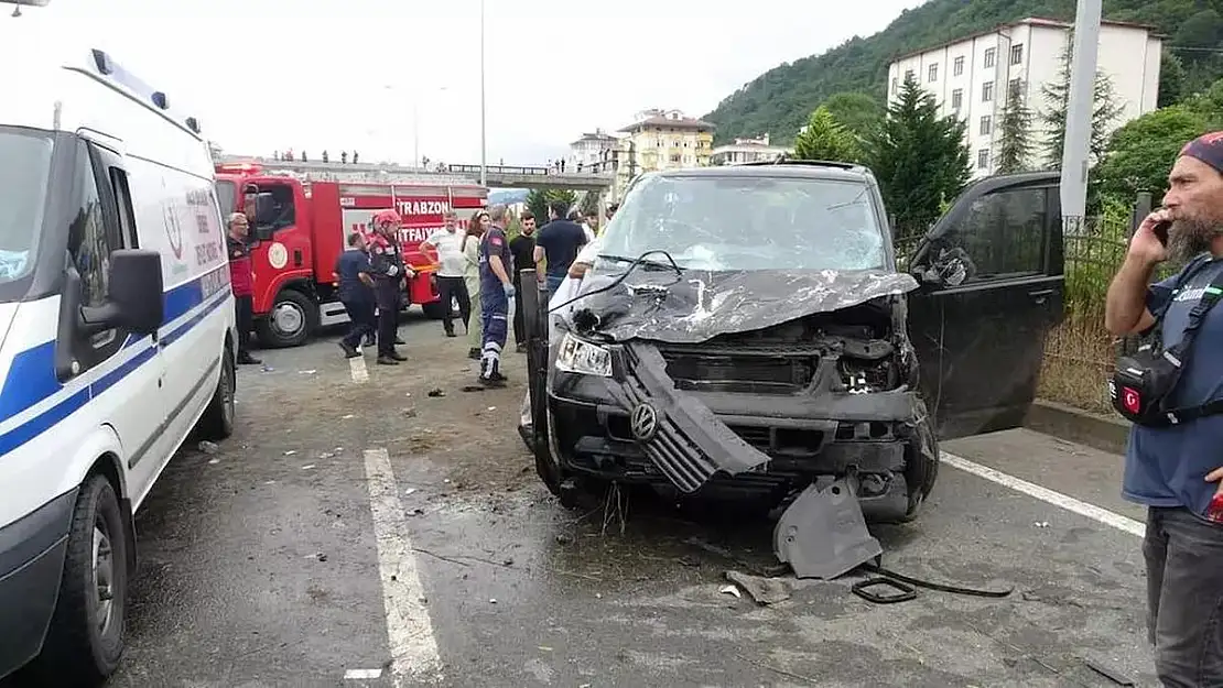 Trabzon'da Turistleri Taşıyan Minibüs Devrildi: 3'ü Ağır 6 Yaralı