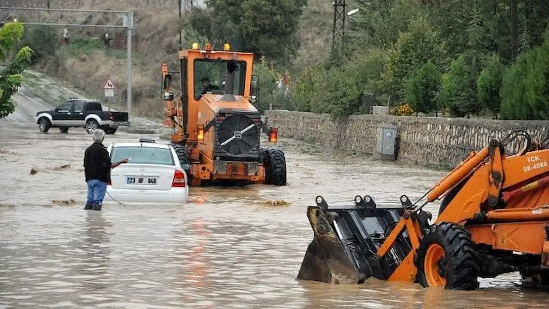 Tunceli ve çevresinde sağanak yağışlar hayatı olumsuz etkiliyor