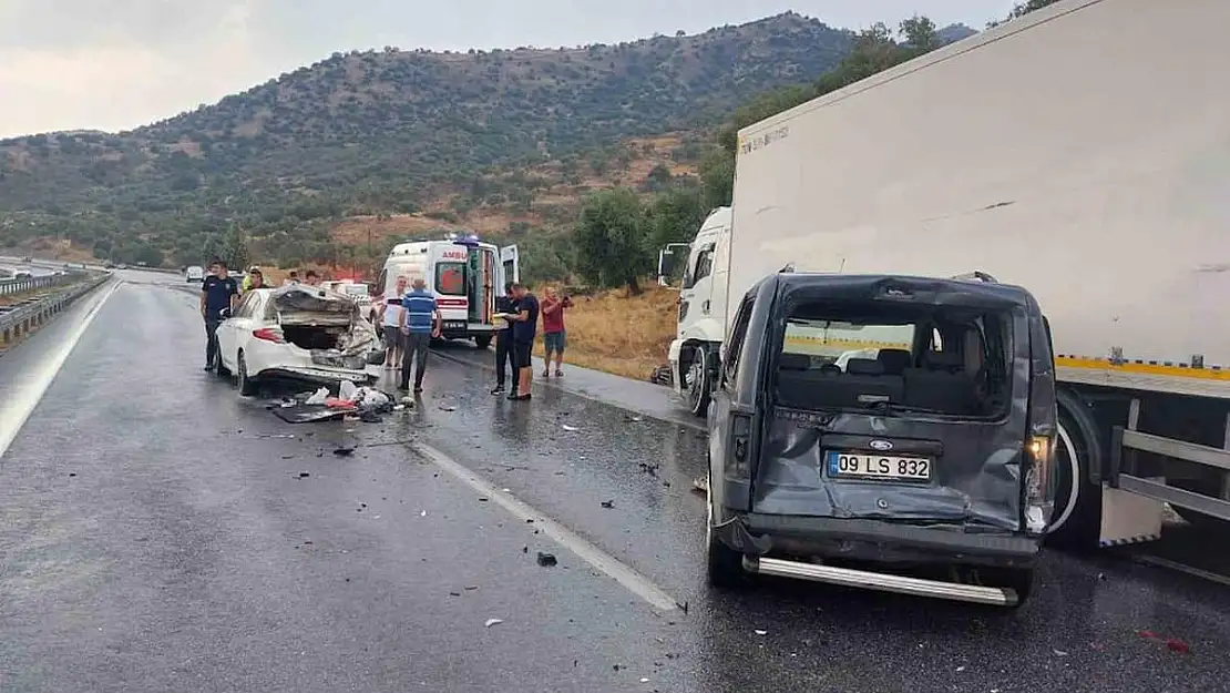 Yağışlı havada zincirleme kaza: 8 yaralı