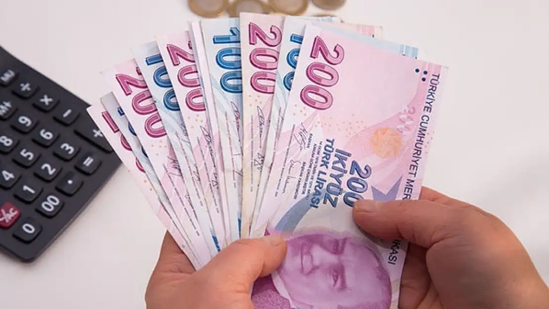 Zam gelmeden önce herkes akın etti: Ek mesai bile koydular! Sıra sıra kuyruk oluştu