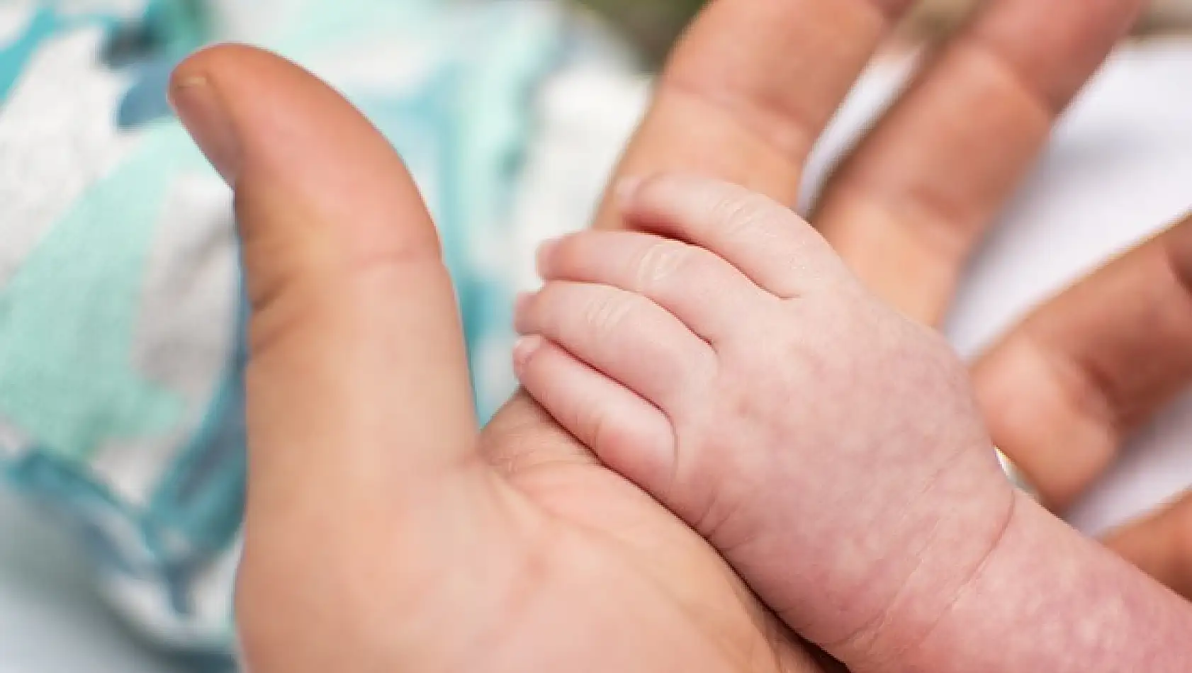 Baba felaketi canlı gördü: Doktor doğum sırasında bebeğin kafasını kopardı! Sonra geri dikti