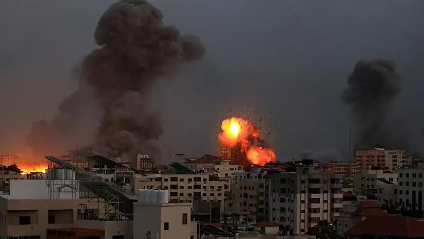 İsrail Ordusu'nun Gazze'ye Yoğun Bombardımanı: İşaret Fişekleri Gökyüzünü Aydınlatıyor