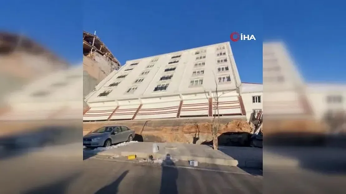 1 yıllık bina tek parça halinde geriye devrildi! Görenler gözlerine inanamadı! Umreden dönen ev sahibi şok geçirdi! İşte o görüntüler…