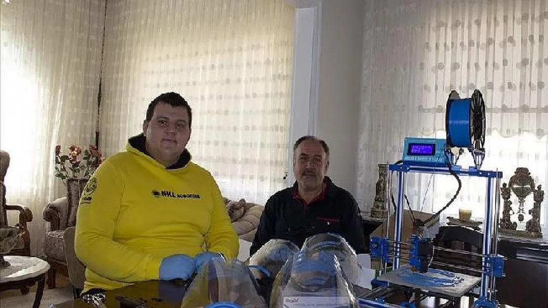 11. Sınıf Öğrencisi 3 Boyutlu Yazıcısıyla Evde Siperlikli Maske Üretiyor!