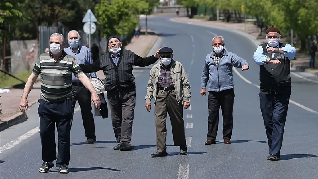 14 milyon emekliye ek ödemeler başladı! Emeklilere 7.500 TL para veriliyor: 3 gün içinde maaş kartlarına yatıyor