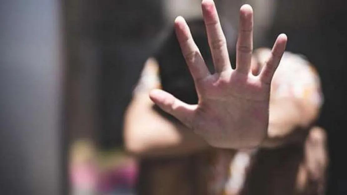 14 yaşındaki erkek öğrenci ile cinsel ilişkiye giren kütüphaneci işten atıldı!