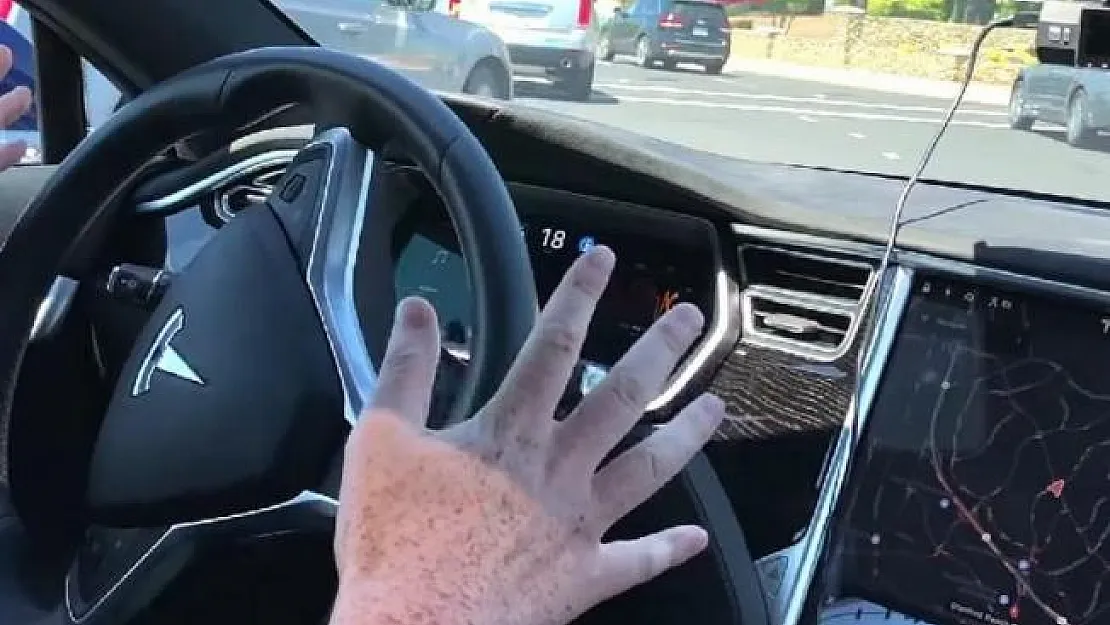 140 km hızla seyir hâlinde olan otomobilin sürücüsü, direksiyon koltuğunda uyurken yakalandı