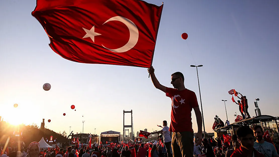 15 Temmuz 2025 Salı Günü Resmi Tatil: Demokrasi Zaferinin Yıl Dönümünde Kurumlar Kapalı Olacak