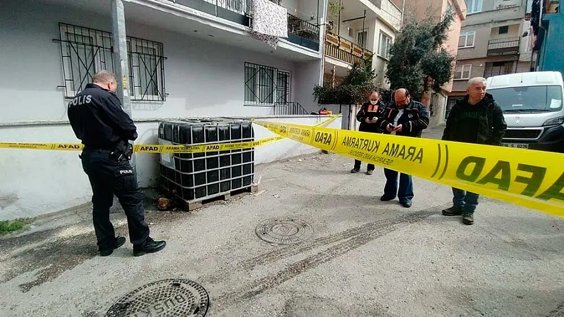 1,5 Tonluk Kimyasal Madde Alarmı! Değdiği Araç Lastiklerini Eritti