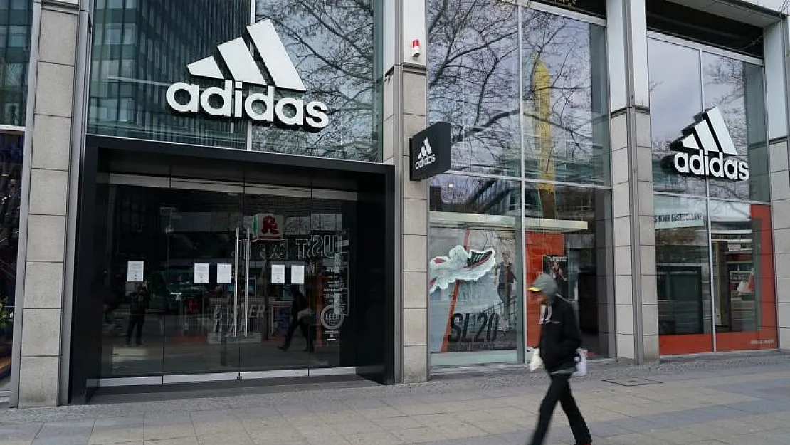 24 saat içinde tüm hisseleri eridi! Dünyaca ünlü marka Adidas yasta! En son 1992 yılında zarar ermişti! 2 milyar doları aştı…
