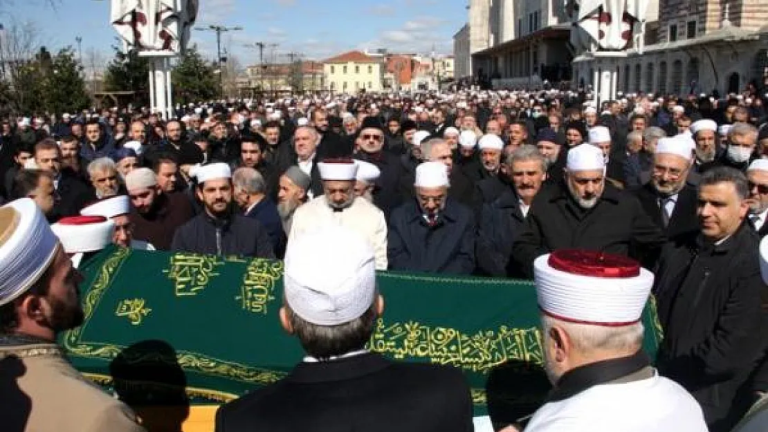 Abdullah Ustaosmanoğlu için düzenlenen cenaze töreninde Koronavirüs tedbirleri hiçe sayıldı!
